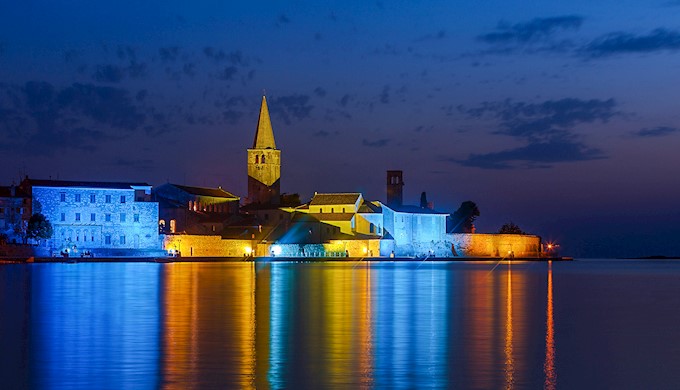 Poreč Open Air Lungomare pod svjetlima.jpg