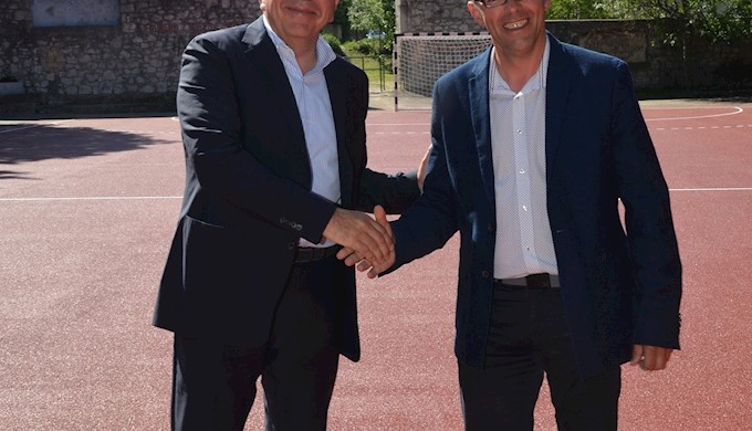 Tulio Demetlika i Sandi Sinožić na otvorenju dječjeg igrališta.jpg