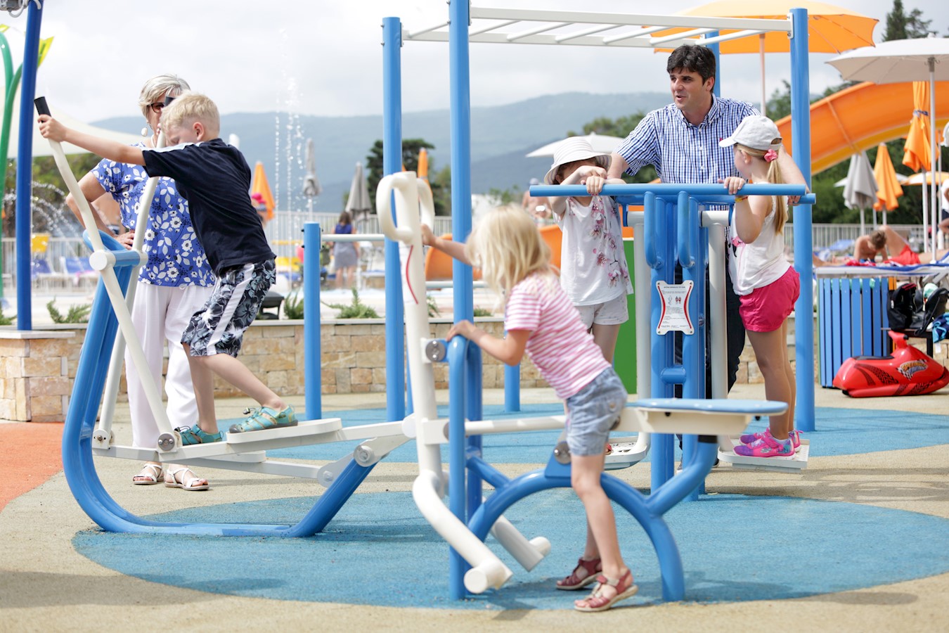 Gradonacelnik i djeca u igri1.jpg