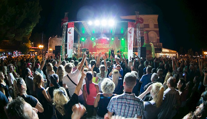Porečka Riva plesala uz žestoke ritmove Bon Jovija (11).jpg