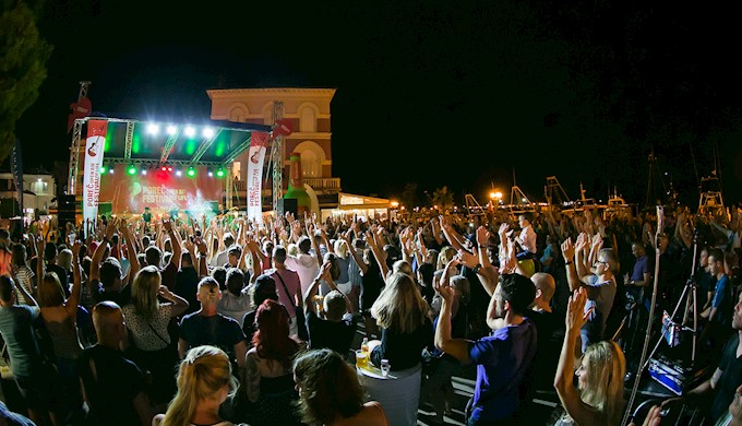 Porečka Riva plesala uz žestoke ritmove Bon Jovija (12).jpg