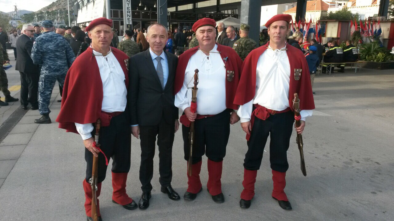 Trombunjeri s ministrom obrane RH Damirom Krsticevicem.jpg