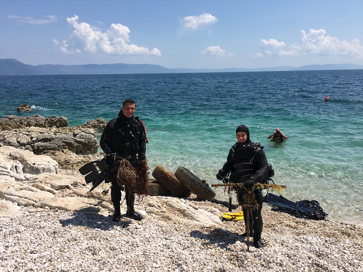 Domaći i inozemni ronioci u akciji čišćenja.JPG