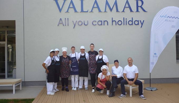 Udruga UNUO i osoblje restorana u Valamarovoj Upravnoj zgradi u Poreču_atrij.JPG