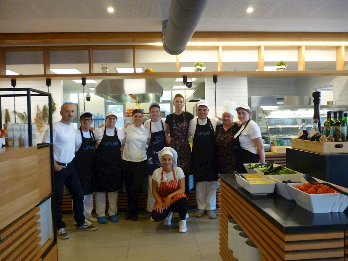 Udruga UNUO i osoblje restorana u Valamarovoj Upravnoj zgradi u Poreču_restoran.JPG