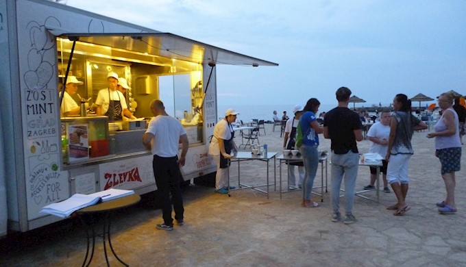 Priprema zlevki za goste Valamara.JPG