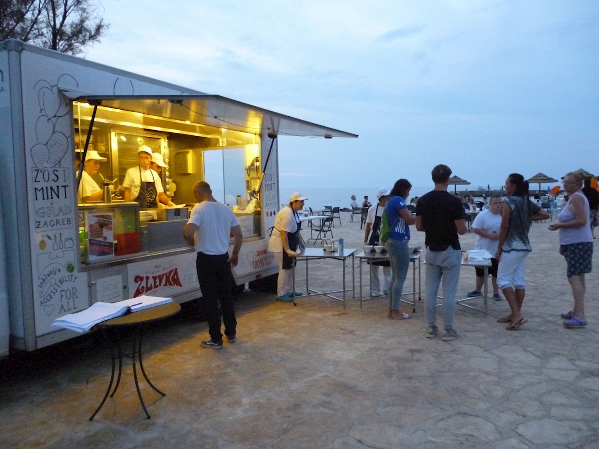 Priprema zlevki za goste Valamara.JPG