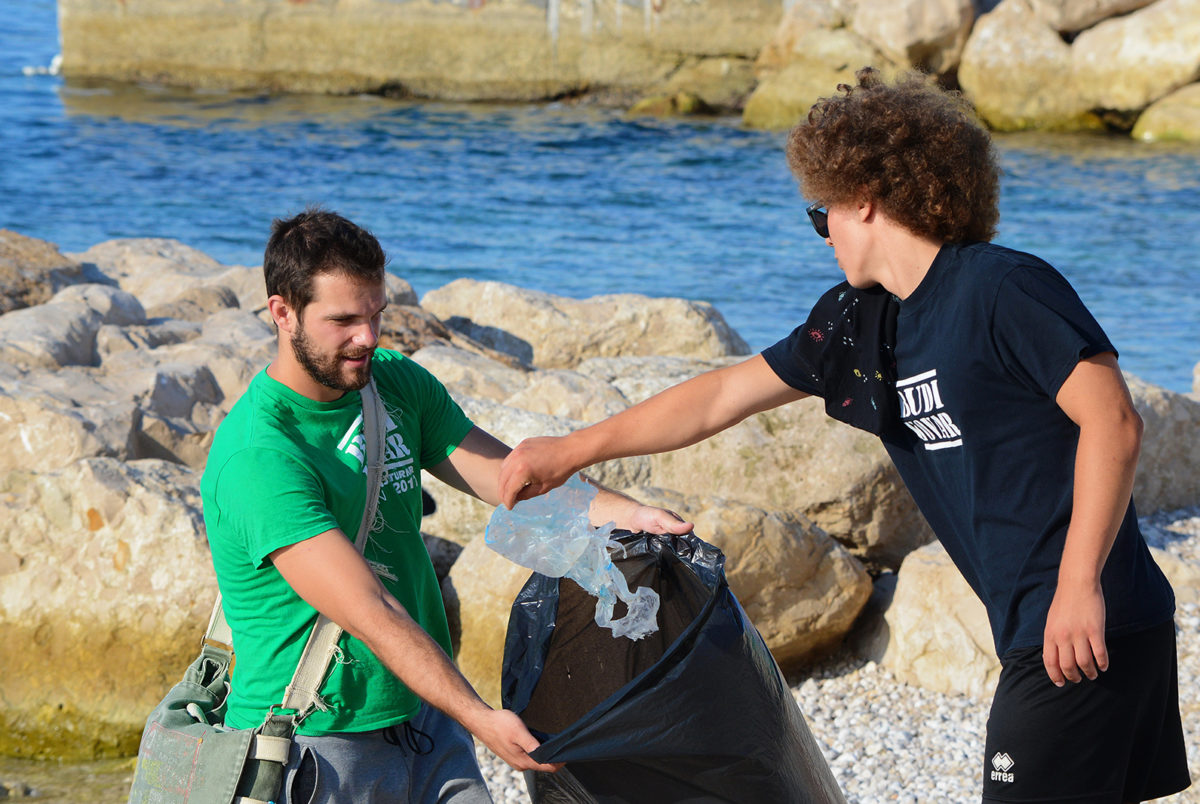 Rukometaši RK Mladi rudar u akciji čišćenja (3).jpg