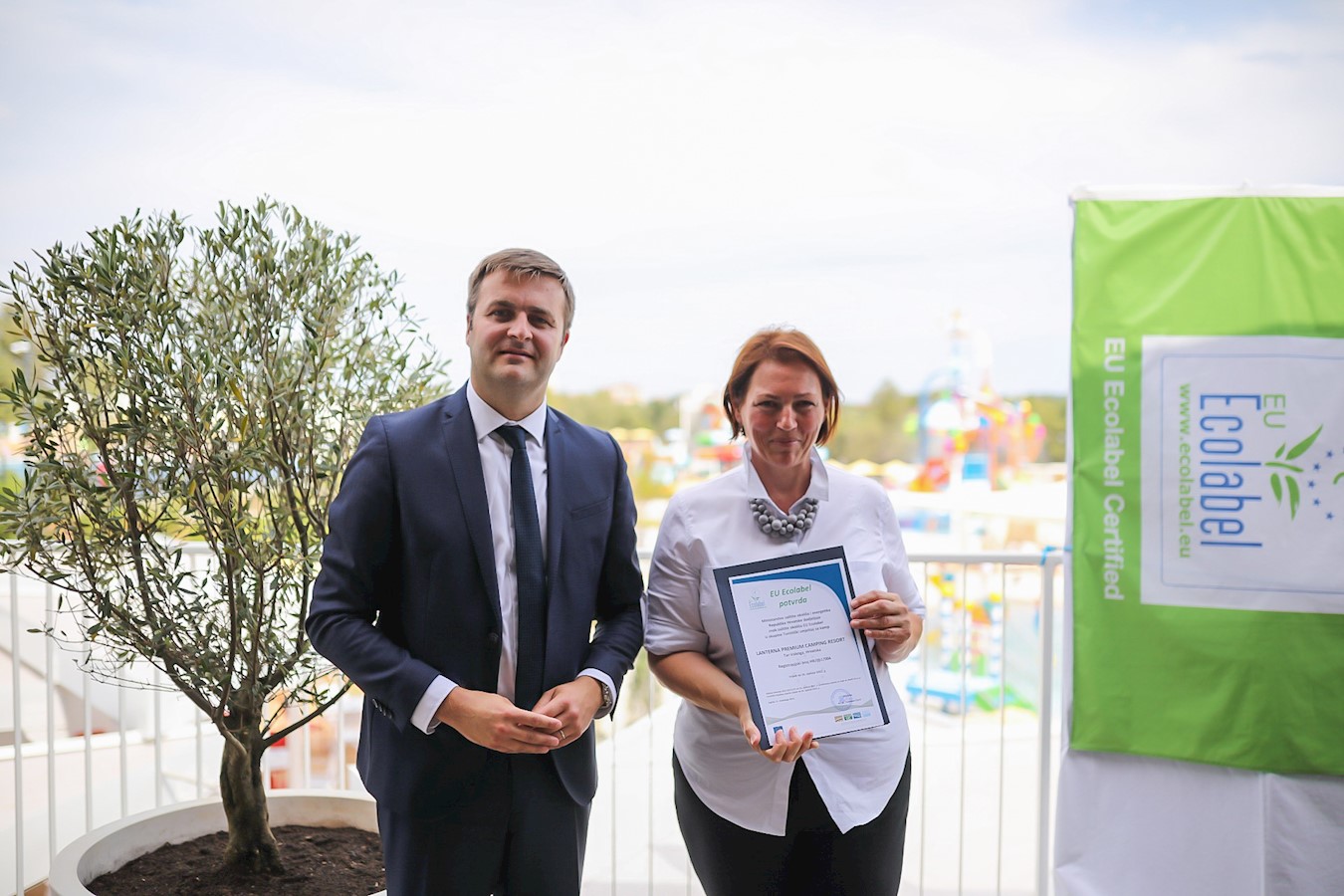 Ministar Tomislav Ćorić i direktorica Lanterna Premium Camping Resorta 4, Danijela Zgrablić.jpeg