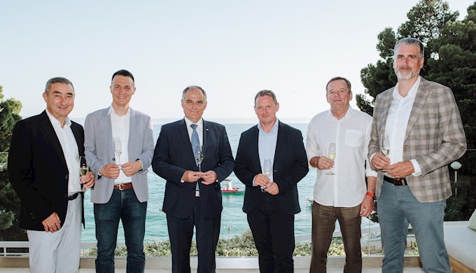 Boris Galić, gradonačelnik Zoran Paunović, župan Blaženko Boban, Željko Kukurin, prof.Darko Prebežac s Ekonomskog fakulteta u Zagrebu i Alen Benković.jpg