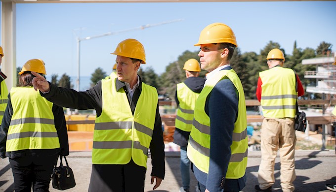 Predsjednik Uprave Valamara Željko Kukurin i gradonačelnik Poreča Loris Peršurić u obilasku gradilišta Pical Resorta.jpg