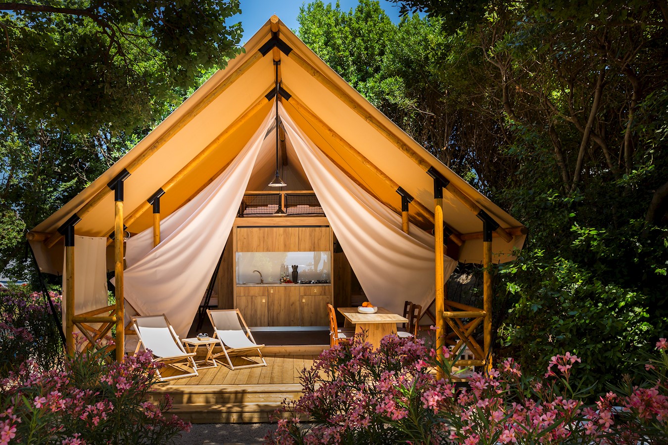 Kamp Krk - luksuzni glamping sator.jpg