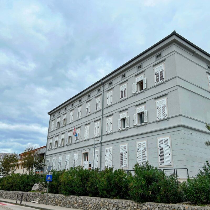 Valamar pomogao urediti dvorište škole u Baški