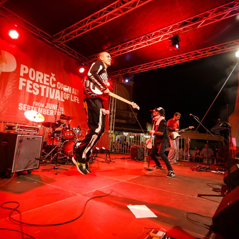 Energični Red Hot Chili Peppers Real Tribute oduševio porečku publiku