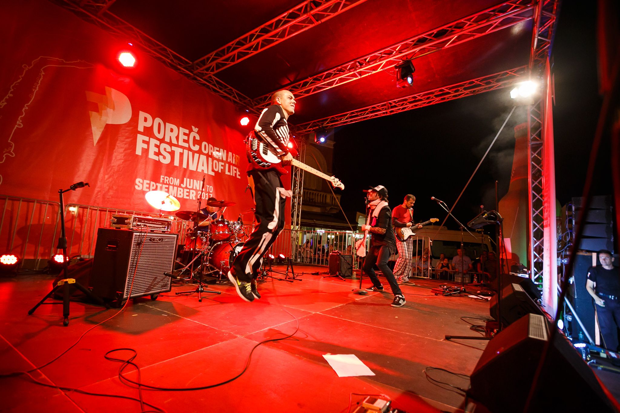 Energični Red Hot Chili Peppers Real Tribute oduševio porečku publiku