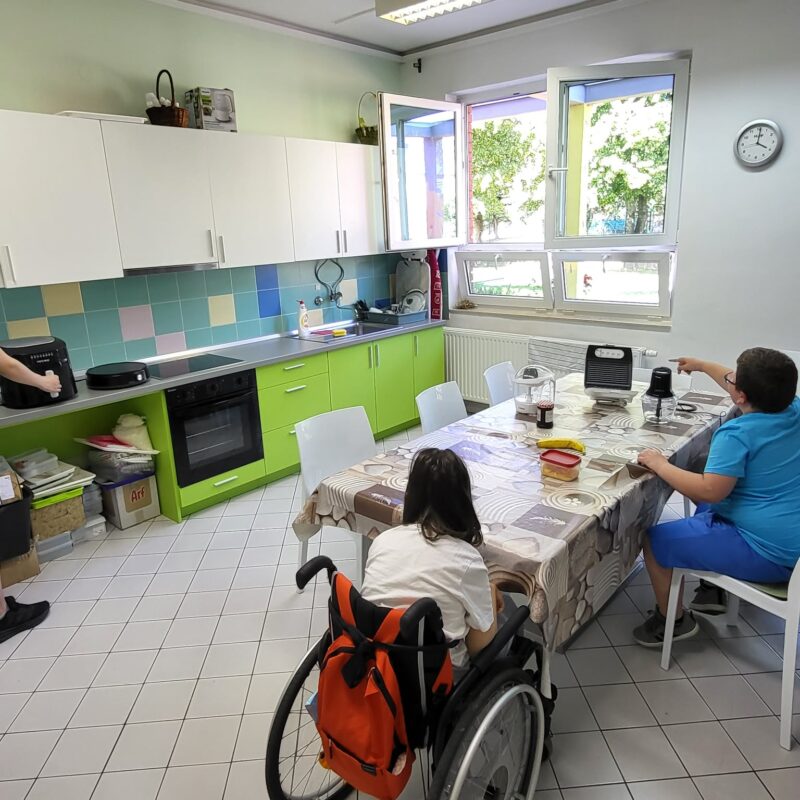 Učenici Centra „Ivan Štark“ iz Osijeka razvijaju samostalnost kroz projekt „Samostalno i zdravo – učimo kuhati za život“
